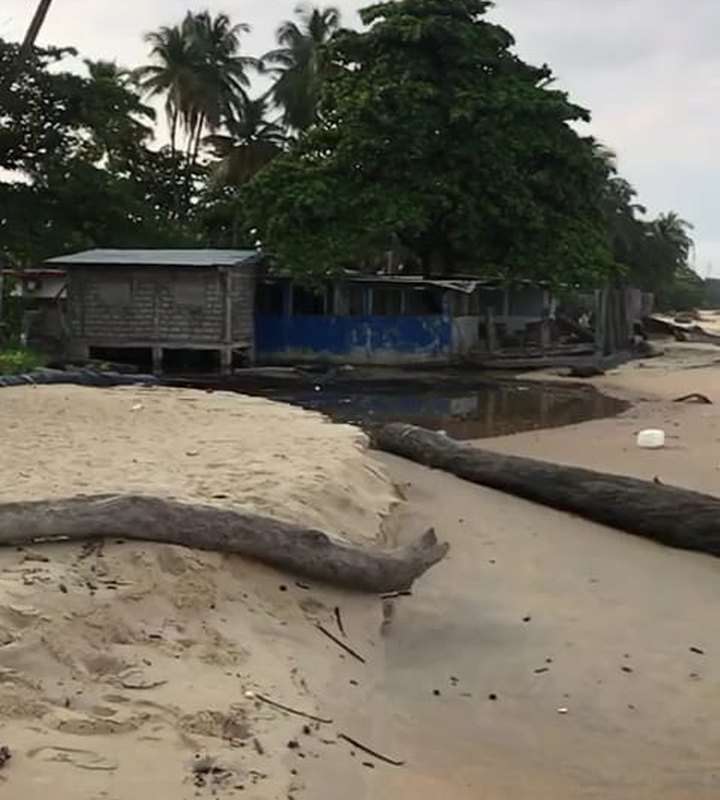 Actuel — vue latérale du site depuis la plage, côté caniveau à ciel ouvert